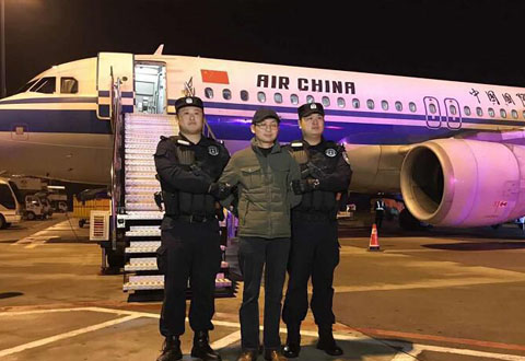 Zhang Jingchuan fue fotografiado siendo detenido por la policía después de llegar a China