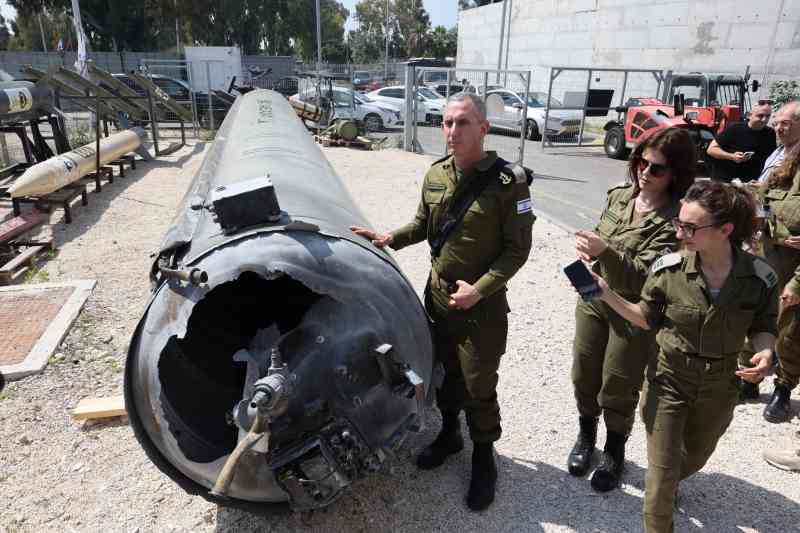 Miembros del ejército israelí muestran un misil balístico iraní que cayó en Israel durante el fin de semana
